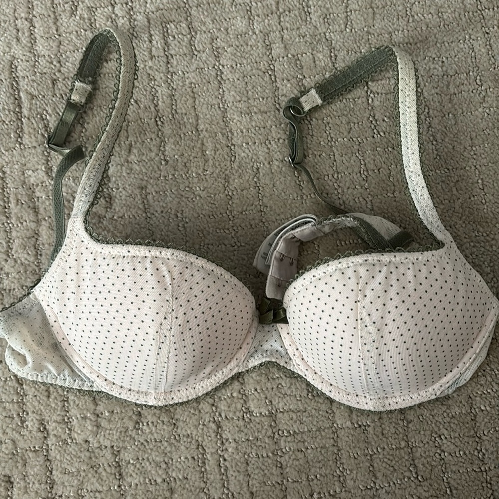 Lightly used Elle Macpherson Bra 32B. Super cute blush pink and grey polka dots
